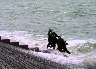 Duiken met golven bij de Zeelandbrug