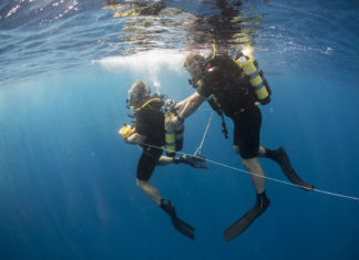 Maakt een pre-dive checklist duiken veiliger? Duikers van de Royal Navy controleren uitrusting op lekken - Foto: U.S. Naval Forces Central Command