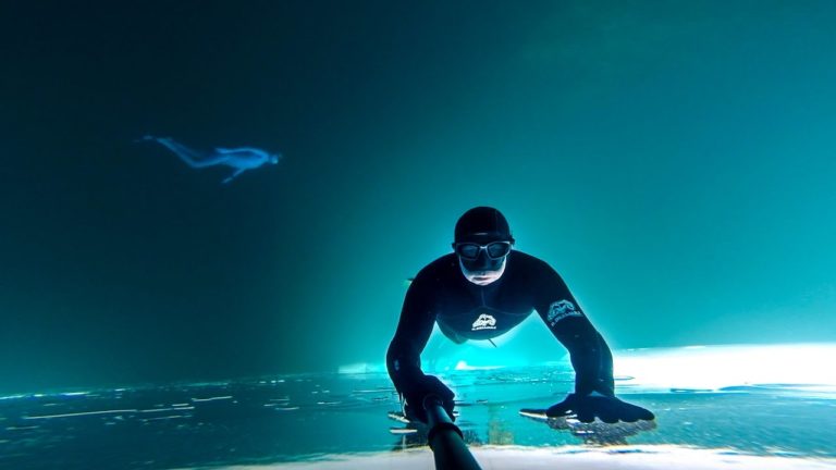 Free-dive in een bevroren meer