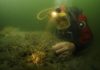 Bescherming scheepswrakken en kansen voor biobouwers in de Waddenzee Een duikende archeoloog van de RCE aan het werk bij een wrak in de Waddenzee bij Burgzand
