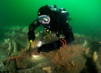Duikers bergen 750 kilo visnet Duiker verwijdert staand wand - foto: Cor Kuyvenhoven