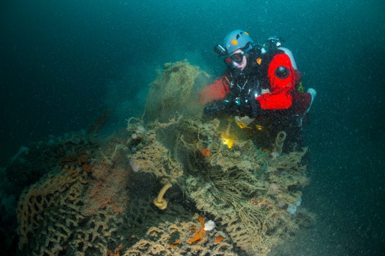 Nettensnijder tijdens expeditie Bruine Bank - Foto: Udo van Dongen / DDNZS