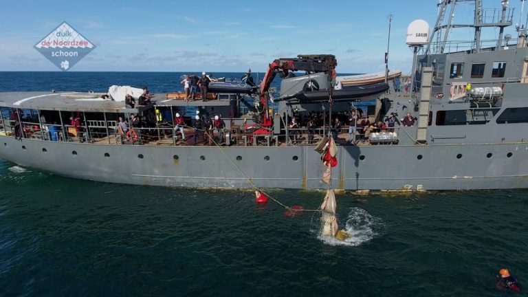 Duikexpeditie bergt 2500 kilo afval uit de Noordzee